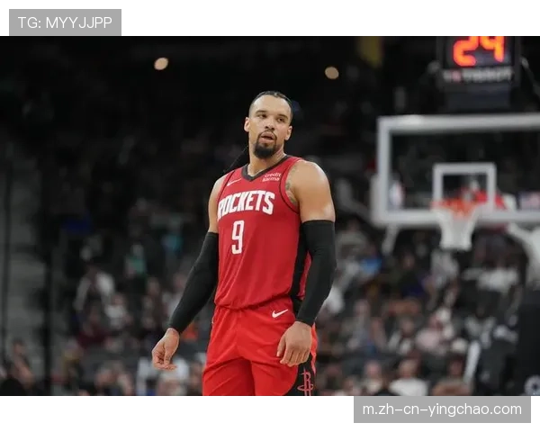 狄龙布鲁克斯关键走步未被吹罚，球员保持沉默应对争议